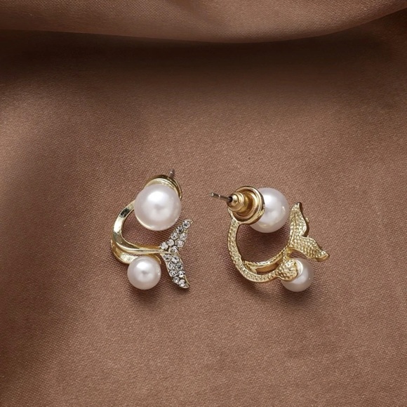 Fishtail Pearl Earrings - Picture 3 of 8